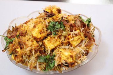 Paneer Mançurya biryani 'si beyaz beton arka planda kasede