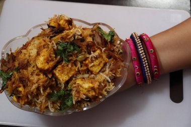 Paneer Dum Biryani siyah beton arka planda kasede