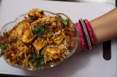 Paneer Dum Biryani siyah beton arka planda kasede