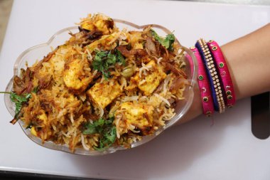 Paneer Dum Biryani siyah beton arka planda kasede