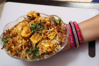 Paneer Dum Biryani siyah beton arka planda kasede