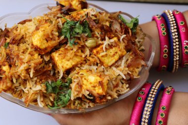 Paneer Dum Biryani siyah beton arka planda kasede
