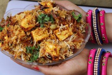Paneer Dum Biryani siyah beton arka planda kasede
