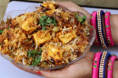 Paneer Dum Biryani siyah beton arka planda kasede