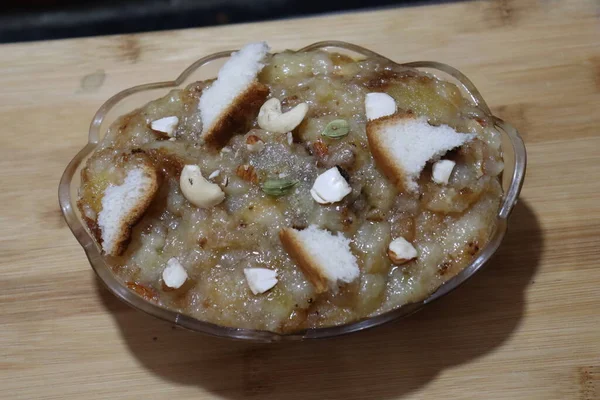  Dilimlenmiş ekmek halkası tatlı tatlı ekmekle hazırlanmış ve bademle süslenmiş.