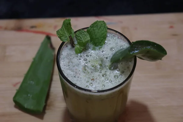 Aloe Vera Potongan Daun Dan Bubur Terisolasi Pada Latar Belakang — Stok Foto