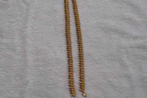 Ett Vackert Konstgjort Gyllene Halsband Med Flerfärgade Pärla Stenar Vit — Stockfoto