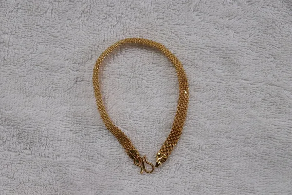 Eine Schöne Künstliche Goldene Halskette Mit Bunten Edelsteinen Auf Weißem — Stockfoto