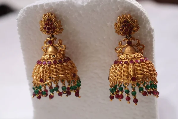 Piękny Kolczyk Dla Indyjskiego Tradycyjnego Wyglądu Sztuczna Biżuteria Modowa — Zdjęcie stockowe