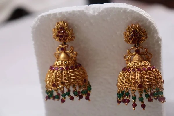 Piękny Kolczyk Dla Indyjskiego Tradycyjnego Wyglądu Sztuczna Biżuteria Modowa — Zdjęcie stockowe