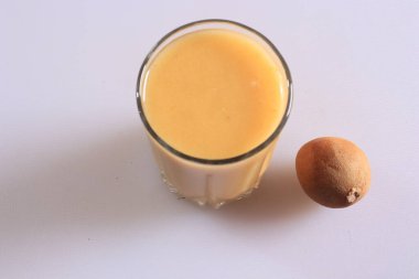 Beyaz arka planda izole edilmiş olgun taze sapota meyve suyu.