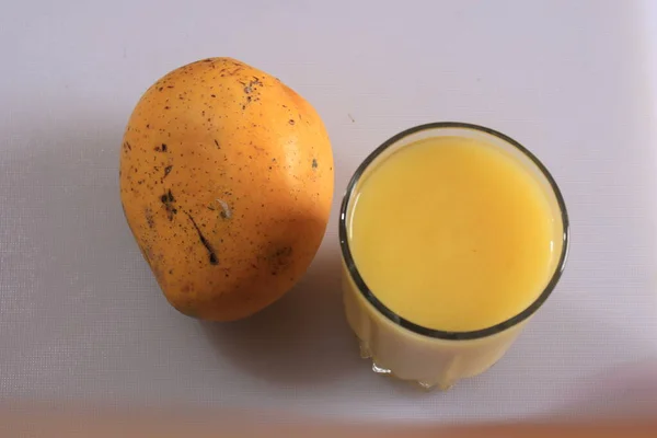 Fruto Fresco Mango Amarillo Aislado Sobre Fondo Blanco — Foto de Stock