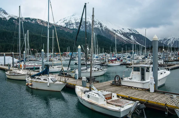 Alaska Harbor Fischerboote Und Segelyachten Legen Einem Bewölkten Tag Mai lizenzfreie Stockfotos