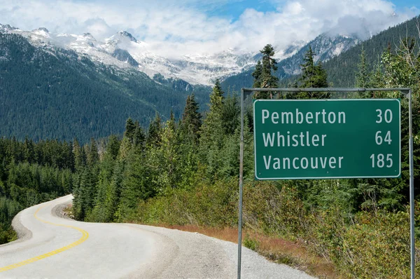 Road Sign British Columbia Ein Schild Weist Entfernungen Beliebten Zielen — Stockfoto