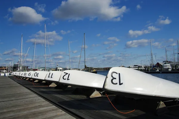 Boote Einer Reihe Kleine Wettkampfsegler Haben Rümpfe Ende Der Segelsaison — Stockfoto