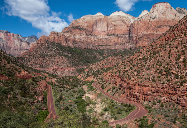 Каньон Роуд: Живописная дорога спускается с горы и петляет обратно через пол каньона в Национальном парке Зайон
.