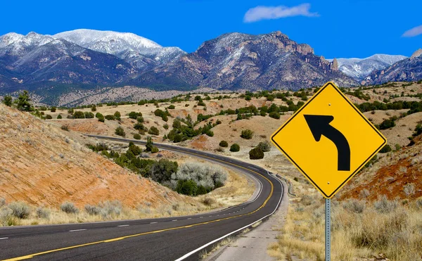 曲线警告标志 在新墨西哥州北部 一个路标提醒驾车者注意一条弯曲的山路 — 图库照片
