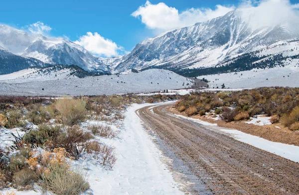 冬季荒漠山路 一条泥泞的道路 积雪融化 穿过沙漠平原 通向约塞米蒂国家公园附近的内华达山脉 — 图库照片