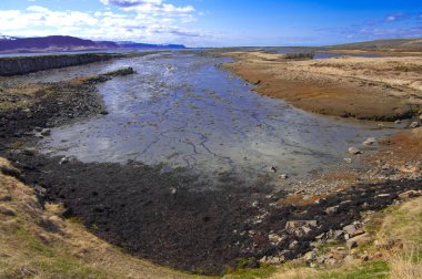 Fjord at Low Tide: Bir İzlanda fiyordunun sonundaki sığ taban gelgitler arasında görülebilir.