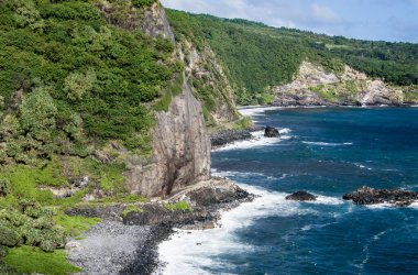 Maui Cliff Yolu: Piiliani Karayolu doğu Maui 'nin kıyı şeridini aşarken bir uçurum yüzeyi etrafında dar bir yol kıvrılır.