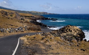 Maui Güney Sahil Otoyolu: Piilani Karayolu Maui 'nin doğu ucuna yaklaşırken volkanik bir kıyı şeridi boyunca dar bir yol kıvrılır.