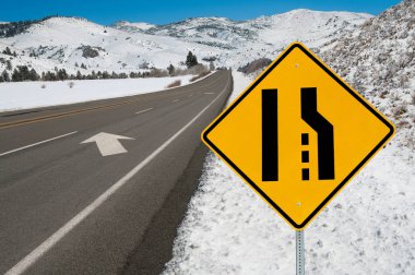 Birleştirme Şeritleri İşareti: Bir dağ yolu boyunca sağ şerit sona ererken sürücülerin sola hareket etmesi uyarısı. 