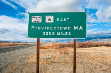 Ulusal Otoyol Köken İşareti: Bir yol işareti, Bishop, Ca 'dan doğuya, Provincetown, Ma' ya kadar uzanan Cumhuriyet Karayolu 'nun (US Route 6) batı kökenli olduğunu gösterir..