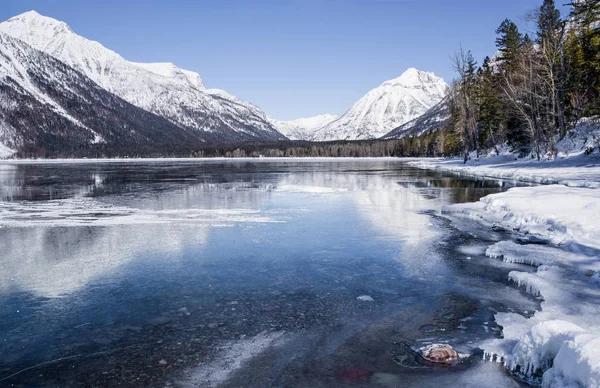 Montana Lake Invierno Las Montañas Cubiertas Nieve Reflejan Superficie Helada —  Fotos de Stock