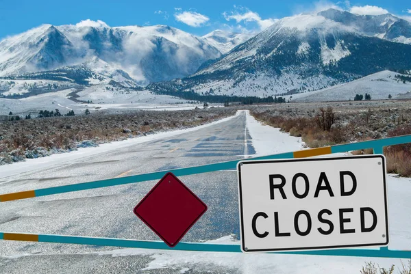 Mountain Road Stängt Barriärport Hindrar Trafiken Från Att Korsa Sierra — Stockfoto