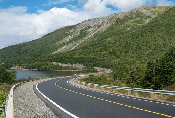 纽芬兰省风景路 一条双行车道的公路穿过一个海洋入口 然后爬进纽芬兰省西海岸的Gros Morne国家公园的山区 — 图库照片