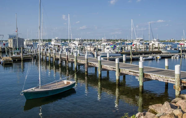 Small Sailboat New England Wharf Small Boat Sits Moored Wooden — Stockfoto