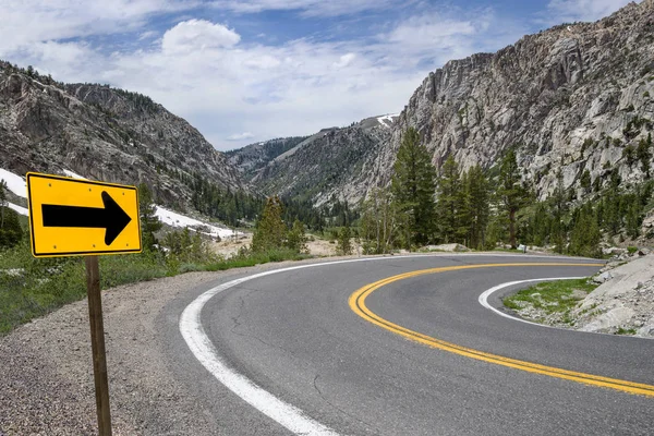 Sharp Turn Warning Arrow Sign Points Way Winding Road Sierra — Stockfoto
