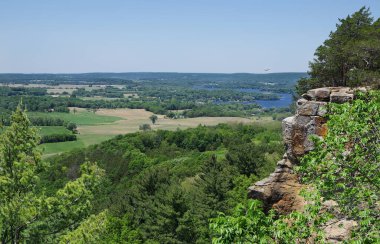 Wisconsin Manzarası: Güney Wisconsin 'deki bir yürüyüş yolunun tepesinde geniş bir manzara başladı.