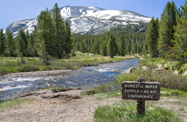 Içme Suyu Koruma Işareti Yosemite Ulusal Parkı Ziyaretçilerinden Kaynaklarını Bir — Stok fotoğraf