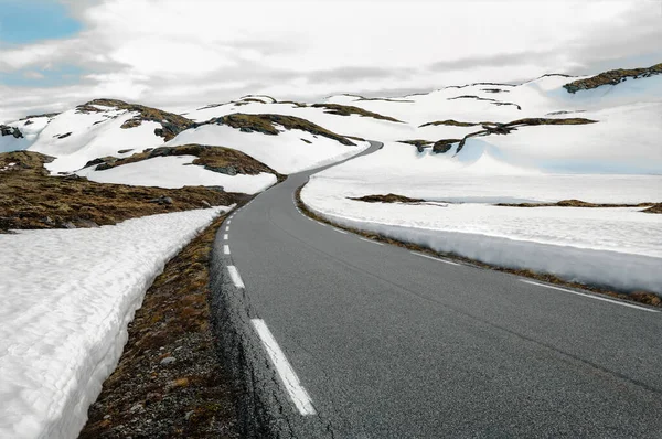 Norveç Teki Kar Tarlaları Yolu Norveç Güneybatısındaki Karlı Bir Dağ — Stok fotoğraf