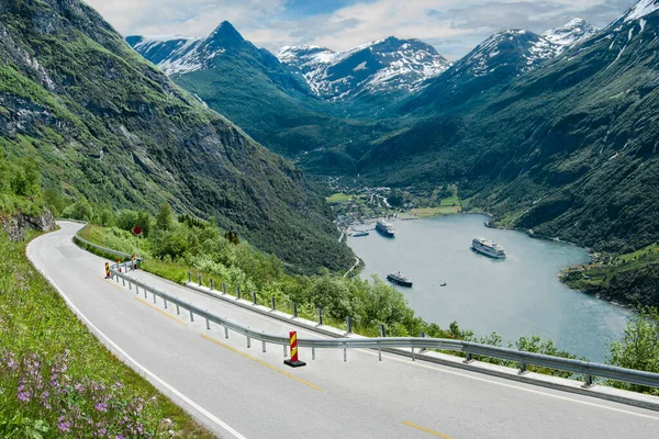 挪威的峡湾道 在挪威西南部山区 一条双行道在Geirangerfjord旁边逐渐变窄 — 图库照片