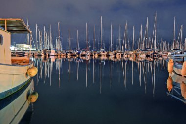Lefkada limanında yelkenli teknelerin yansıması..
