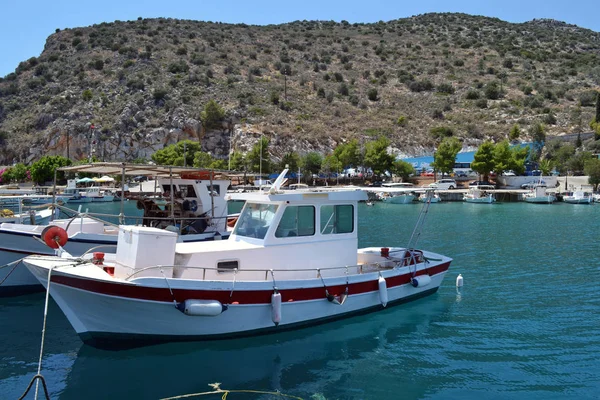 En fiskerbåd i Tolo, en lille kystby i Peloponne - Stock-foto