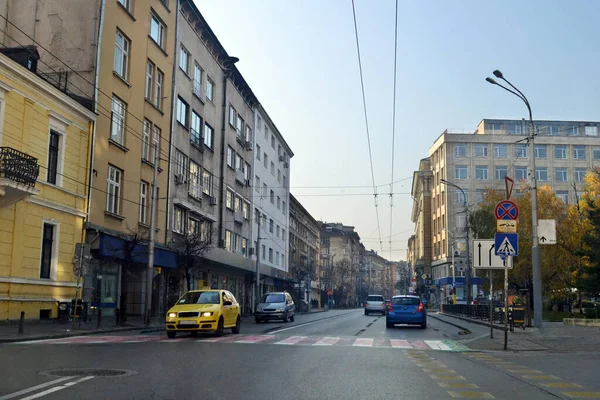 Conducir por la ciudad de Sofía, la capital de Bulgaria . — Foto de Stock