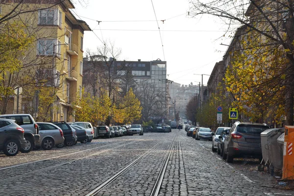 Conducir en un camino pavimentado de piedra en Sofía, la capital de Bulgaria . — Foto de Stock