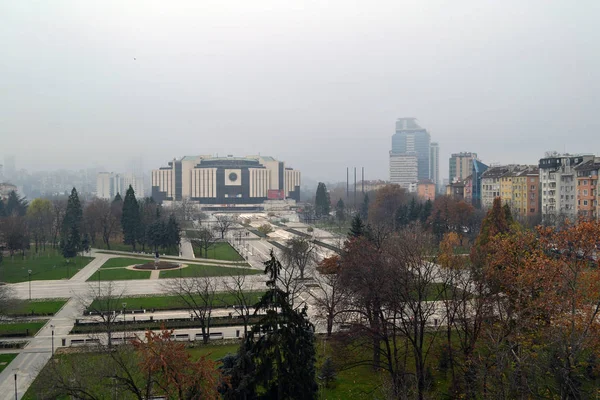 Sofía / Bulgaria - Noviembre 2017: Balcón vista del Palacio Nacional de la Cultura . — Foto de Stock