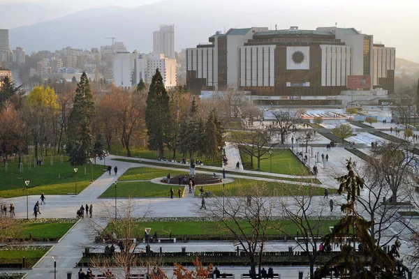 Sofía / Bulgaria - Noviembre 2017: Balcón vista del Palacio Nacional de la Cultura (NDK), el centro de conferencias y exposiciones más grande y multifuncional del sudeste de Europa . — Foto de Stock