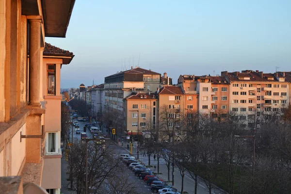 Balcón vista de los edificios y el bulevar Patriarh Evtimii en el — Foto de Stock