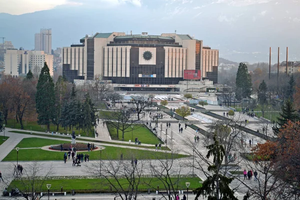 Sofía / Bulgaria - Noviembre 2017: Balcón vista del Palacio Nacional de la Cultura (NDK), el centro de conferencias y exposiciones más grande y multifuncional del sudeste de Europa . — Foto de Stock