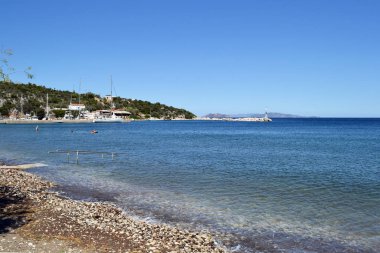 Saronik Körfezindeki Nea Epidavros Sahili.