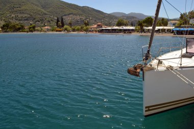 Bir yelkenlinin pruvası Nea Epidavros plajı.