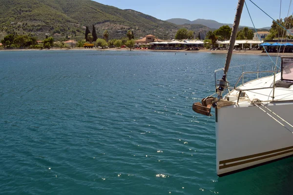 Bir yelkenlinin pruvası Nea Epidavros plajı.