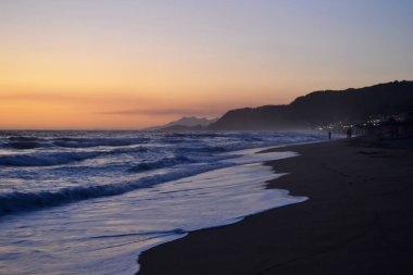 Preveza 'da İyon denizi ve turuncu bir gökyüzü.