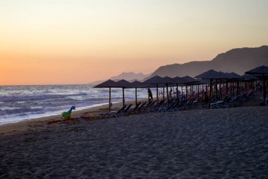 Gün batımında Preveza 'da Vrachos Plajı.