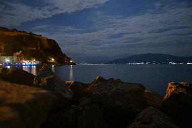 Nafplio 'daki Argolik Körfezi ve Acronauplia duvarlarının manzarası.